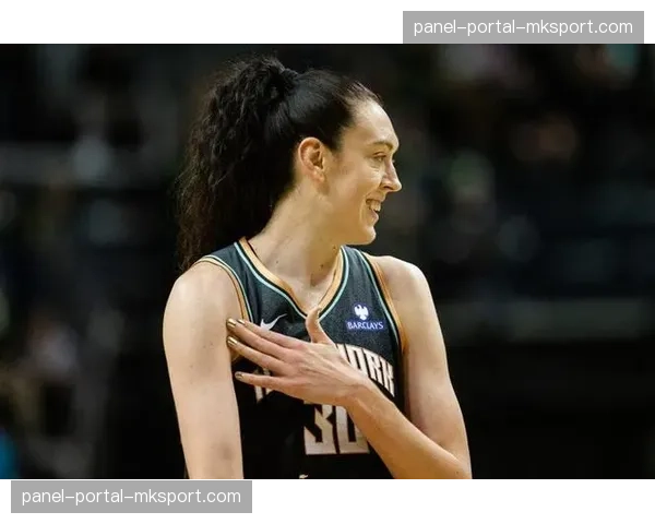 WNBA球星社区行:布里安娜·斯图尔特回到家乡西雅图举办篮球诊所 WNBA球星社区行:布里安娜·斯图尔特回到家乡西雅图举办篮球诊所