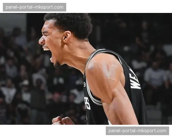 文班亚马封盖后快攻助攻，马刺单回合效率值引板凳席欢呼