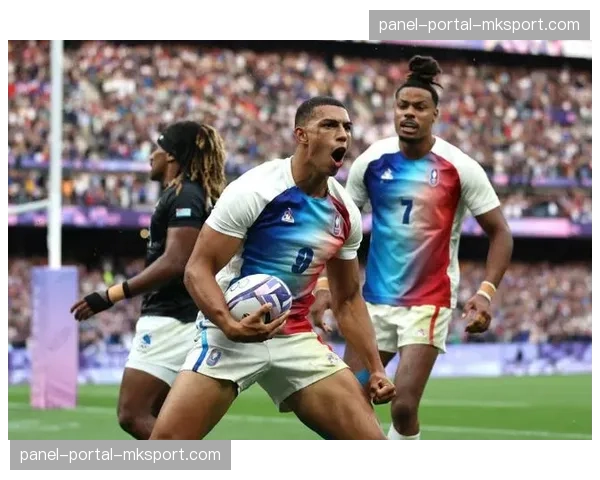 特写：七人制橄榄球香港站，斐济老将卡卡在告别战中被队友高高举起